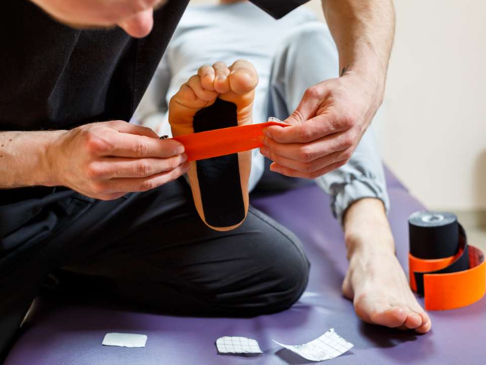 Plastry do kinesiotapingu – jak naklejać?