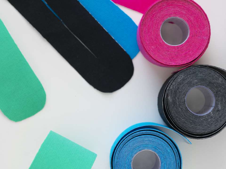 Jak prawidłowo przygotować kinesio tape do aplikacji?