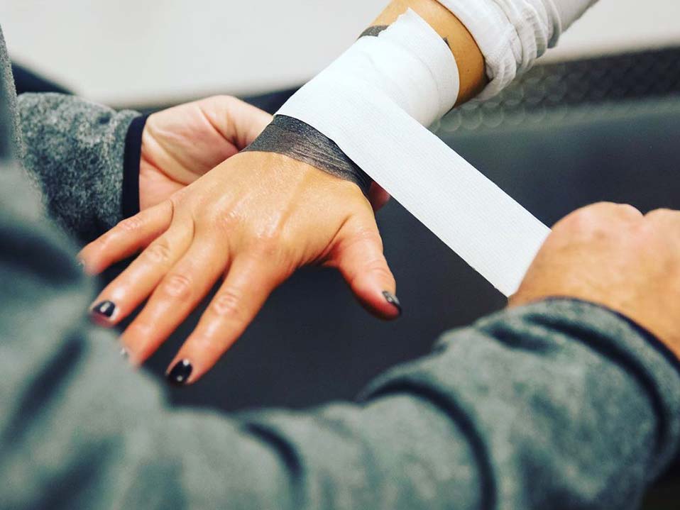 Taping sztywny nadgarstka